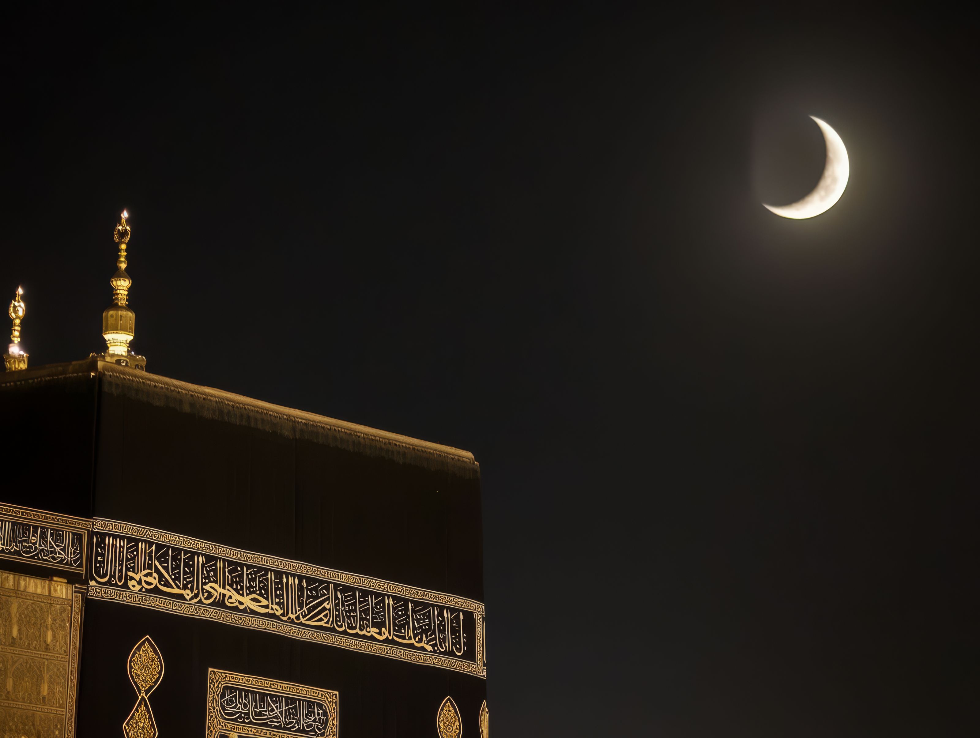 De Kaaba bij nacht onder een maansikkel